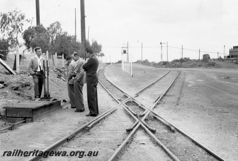 P02644
Diamond crossing where 2ft gauge line crosses 3ft 6 inch gauge, adjacent lever frame, signals, Boulder, B line. 
