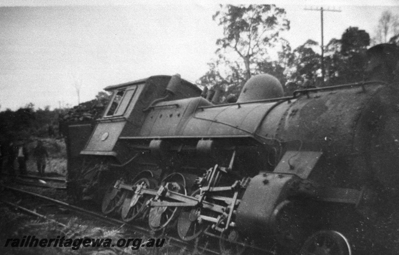 P02661
FS class 450 steam locomotive derailed, side view, Moorhead, BN line. Date of derailment 2/5/1955, Same as P14698
