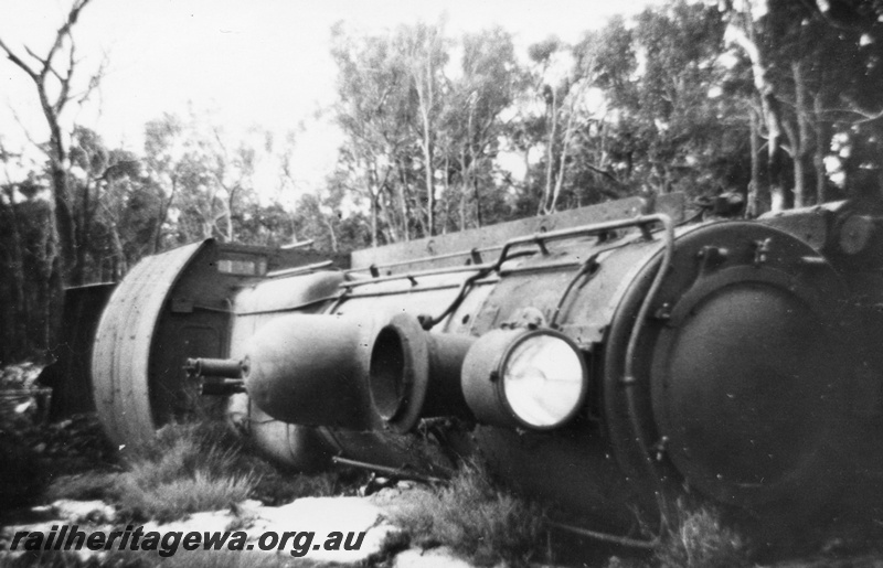 P02662
FS class 427 steam locomotive derailed, top and front view, at 139 Mile, Muja-Centaur line BN linr. Same as P14701, Date of derailment 23/8/1955
