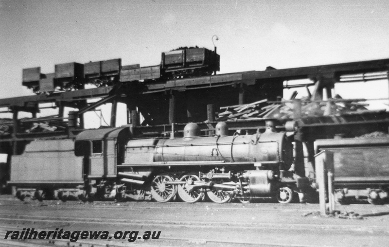 P02676
P class 463 steam locomotive, later renumbered to 516, side view, at coal stage, coal wagons, Kalgoorlie, EGR line.

