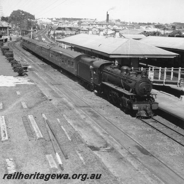 P02685
U class 662 steam locomotive on the Australind, side and front view, East Perth, ER line.
