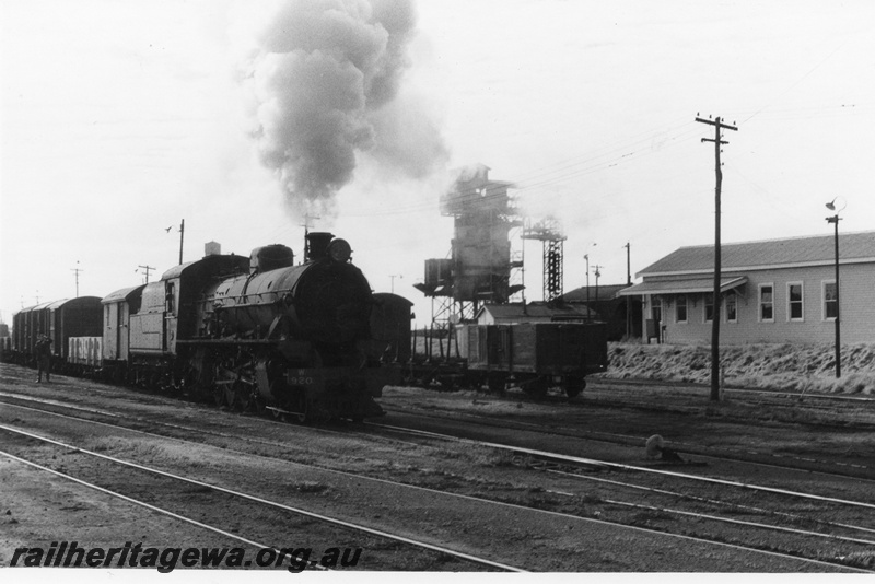 P02692
W class 920 steam locomotive on goods train working, side and front view, coal stage in the background, Bunbury, SWR line. c1960s.
