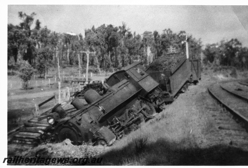 P02706
E class 332 steam locomotive derailed at Wooroloo, ER line. c1948,See photo P2580.
