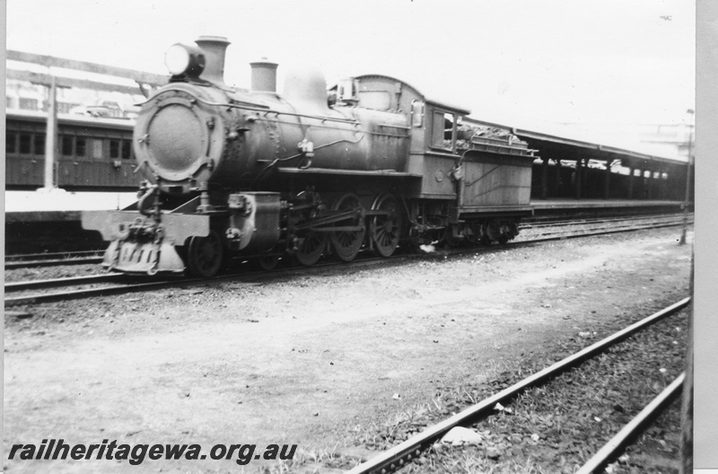 P02716
ES class 340 steam locomotive (North British), front and side view, Perth, ER line.
