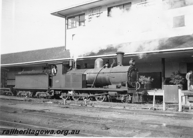 P02726
D class 214 steam locomotive, side view, Brunswick station, SWR line.
