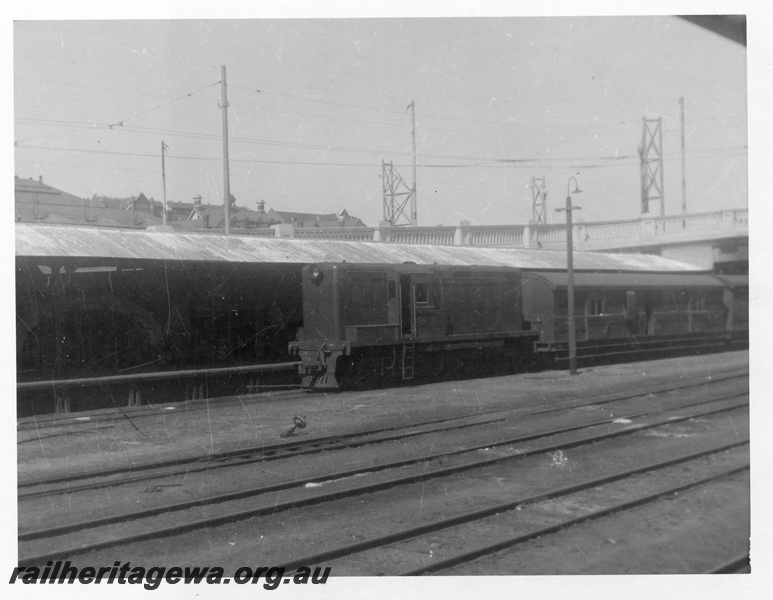 P02755
Y class 1104 shunting diesel-electric locomotive, shunting at Perth, front and side view. ER line.
