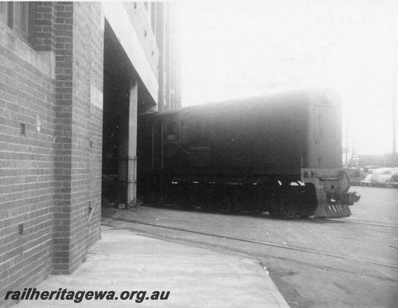 P02756
Y class 1104 shunting diesel-electric locomotive, shunting Elder Smith's store at Fremantle, side and front view.
