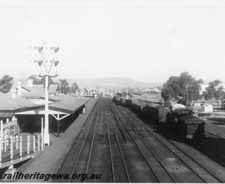 P02765
ES class 348, station building, bracket signal on the platform, yard, Midland Junction, elevated view looking east along the yard
