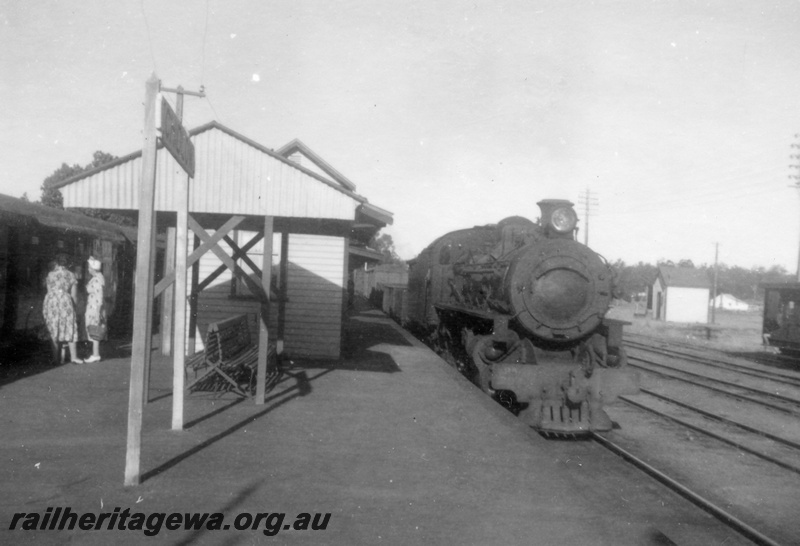 P02768
PM class 702, station buildings, nameboard, Chidlow, ER line, view along the platform.
