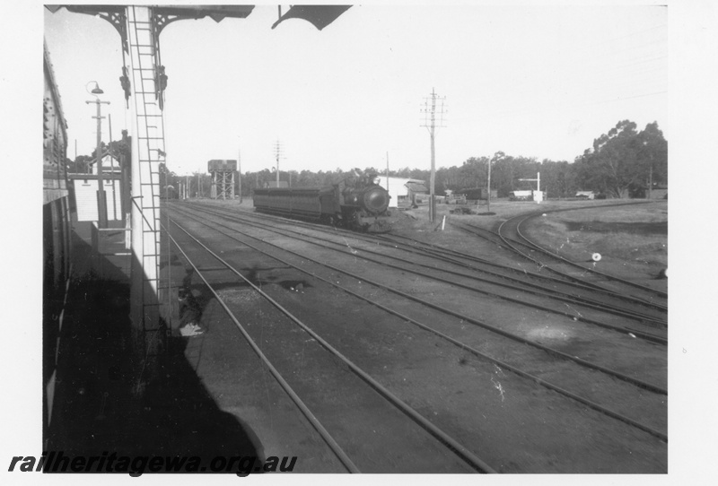 P02770
ES class 332, side loading suburban carriages, telegraph pole, signal, water tower and the goods shed in the background, Chidlow, ER line view along the yard.
