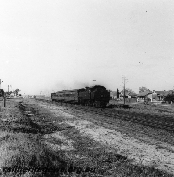 P02782
DM class 581, suburban carriage set, Ashfield. suburban passenger working.
