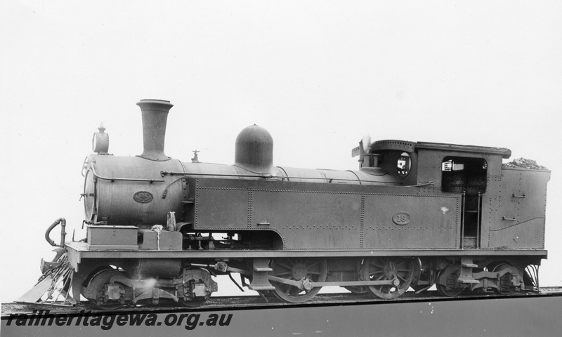 P02821
N class 19 steam locomotive, side view, pre 1940s.
