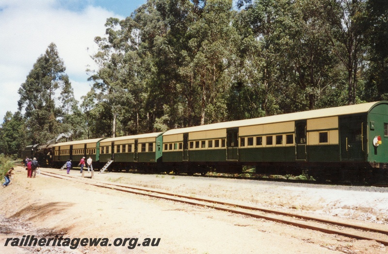 P02890
Pemberton Tramway Company's V class 1213 steam locomotive, end and side view, and three passenger carriages, Lyall Siding near Lambert.
