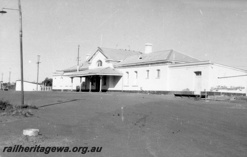 P02914
Station building, roadside view, EGR line.
