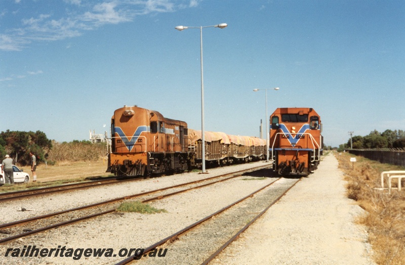 P02941
H class 3 and N class 1876 diesel locomotives working superphosphate trains at Kwinana CSBP, front view.
