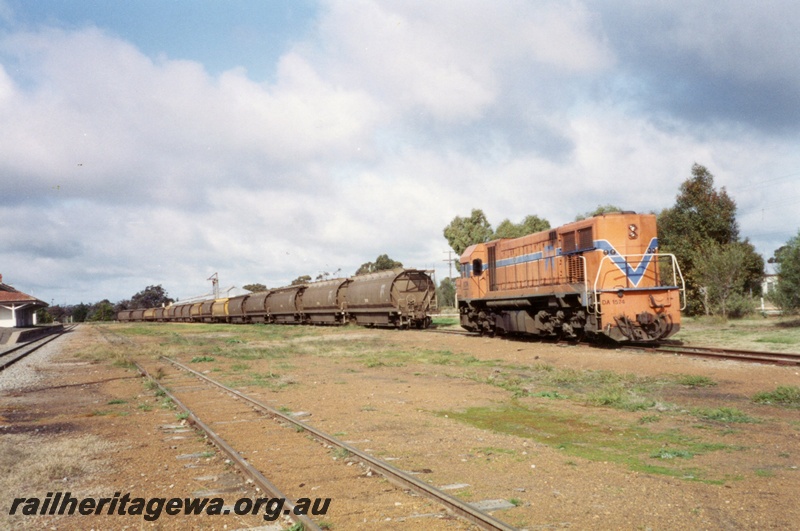 P02944
DA class 1574 diesel locomotive, just cut off from working a wheat train, side and front view, station building, Tambellup, GSR line.
