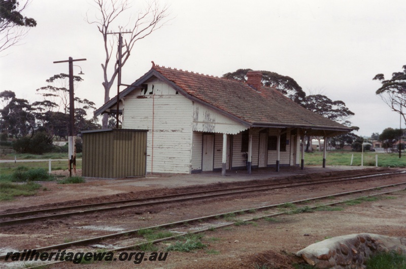 P02946
Station building, side and front view, train order shed, Gnowangerup, TO line
