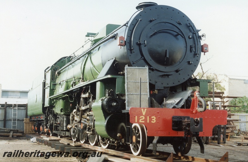 P02961
V class 1213 steam locomotive, side and front view.
