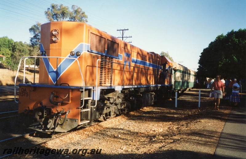 P02964
DA class 1575 diesel locomotive hauling a HVR train, side and front view, Bridgetown, PP line
