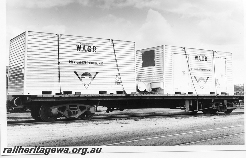 P02970
QCF class 23640 bogie flat wagon loaded with two WAGR refrigerated containers, end and side view, B&W version of P4500.
