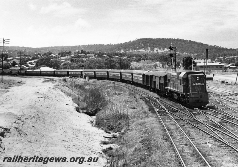 P02973
A class 1511 diesel locomotive hauling 