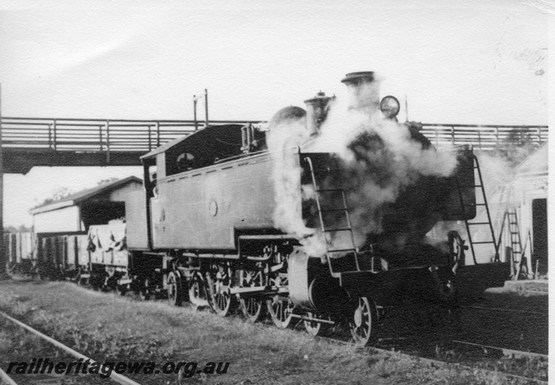 P02975
DM class 581 steam locomotive on a goods train, side and front view, foot bridge, Yarloop, SWR line.
