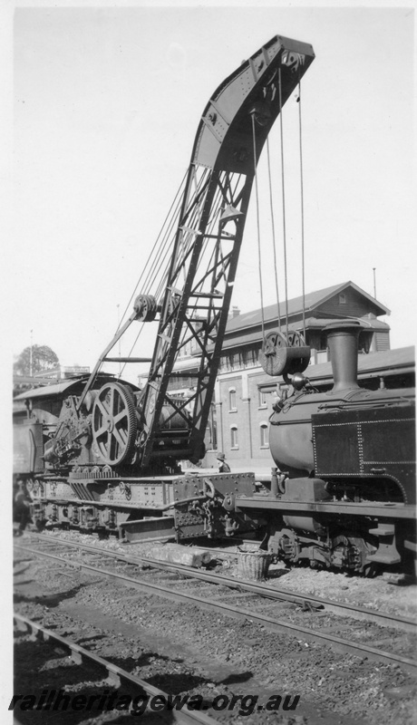 P02980
Breakdown crane 23 lifting derailed N class 201 steam locomotive, Perth station, ER line, c1940s.
