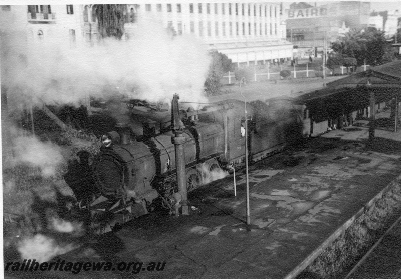 P02984
E class 324 steam locomotive on the Armadale dock, Perth station, water column on the platform, front and side view.
