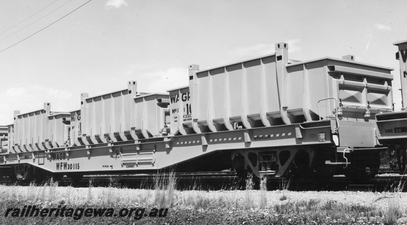 P02989
WFW class 30115 flat wagon, (later reclassified to WFDY), for iron ore containers loaded with iron ore containers, side view.
