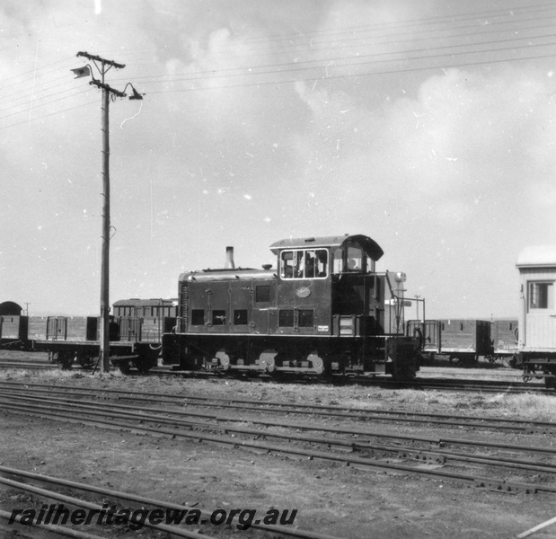 P03006
TA class 1813 0-6-0 diesel electric shunting locomotive and shunters float, side view, Albany yard, GSR line.
