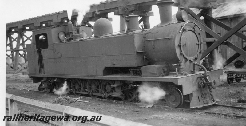 P03018
K class 35 steam locomotive, side and front view, elevated coal stage, Kalgoorlie, EGR line, Goggs No. 92.
