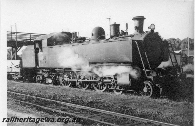 P03020
DM class 581 steam locomotive, side and front view, footbridge, Yarloop, SWR line.
