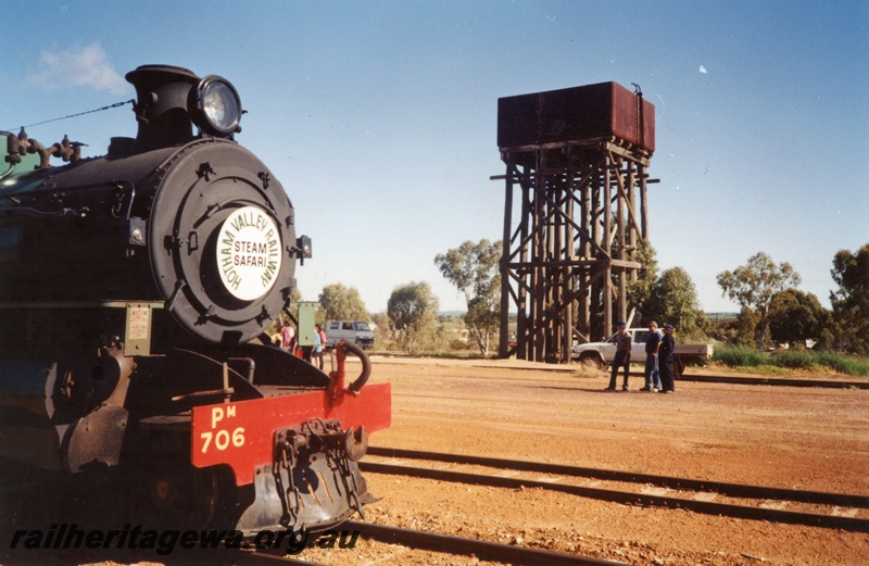 P03033
PM class 706 steam locomotive on HVR train next to the 40 ft. water tower with a 25,000 gallon cast iron tank, Wongan Hills, EM line.
