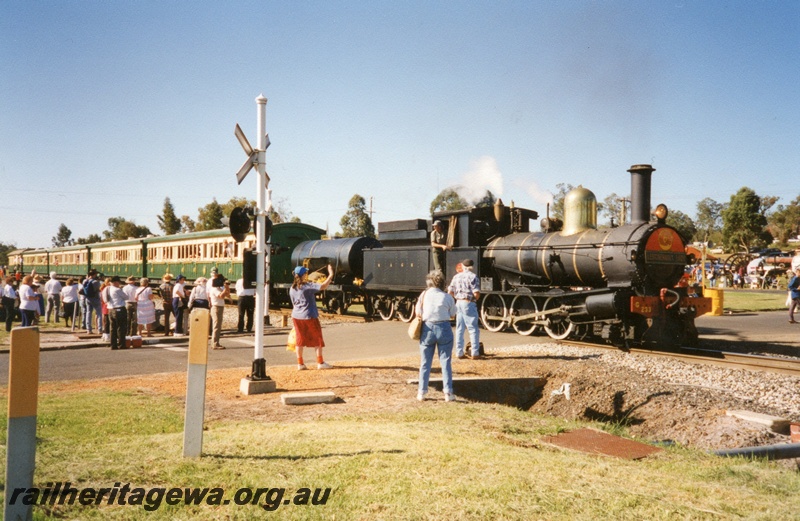 P03035
G class 233, vintage train carriage set, level crossing sign, Yarloop, SWR line, Yarloop Steamfest, heading back to Boyanup
