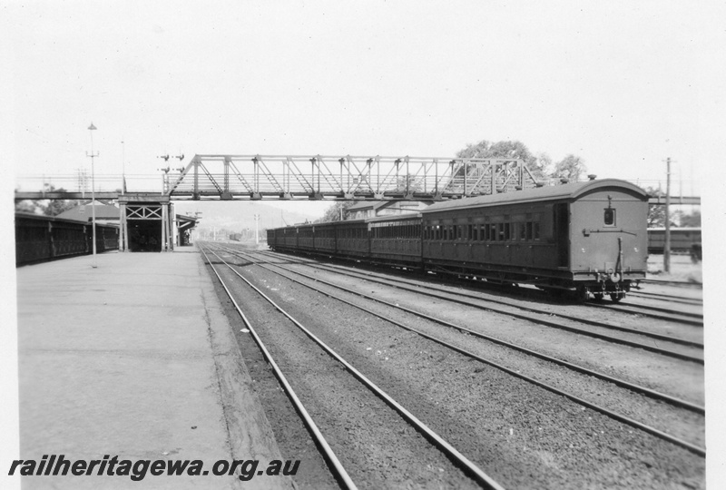 P03038
Suburban coaches set, overhead footbridge, Midland Junction, ER line
