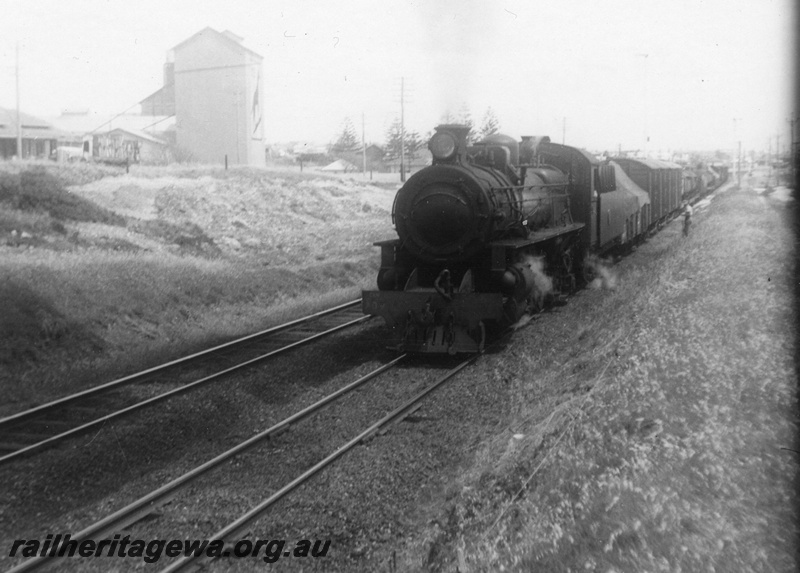 P03061
PM class 707 steam locomotive, up goods train, Dingo Flour mill in the background, front and side view, Leighton, ER line.
