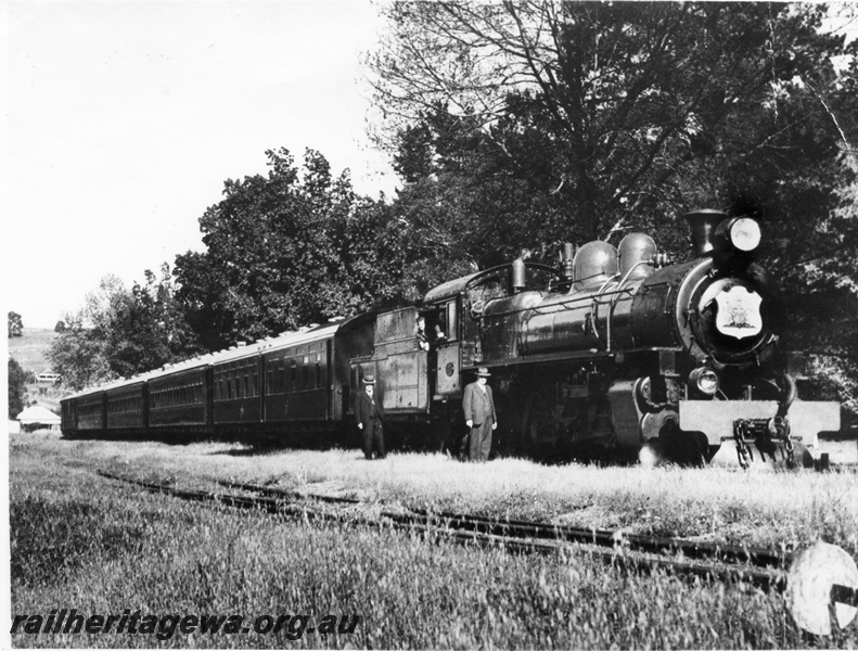 P03065
P class 443 steam locomotive on the Royal Train for the Duke and Duchess of Gloucester, AZ class first class sleeping carriage, AV class 315 dining carriage, AM class 313 Ministerial carriage, AN class 413 Vice Regal carriage, ZJ class brakevan, special marker lamp on buffer beam, coat of arms on the smokebox, fireman Don Thompson, Driver Jack Sweeting, Mechanical Inspector Jack Thomas and Loco Inspector Joe Hewiston, Balingup, PP line.
