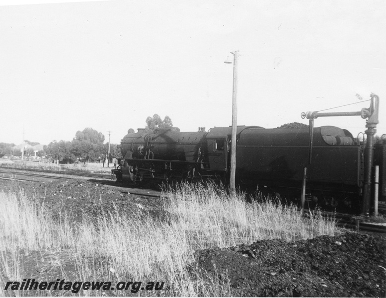 P03075
V class 1222 steam locomotive, side view, water column, Cunderdin, EGR line.
