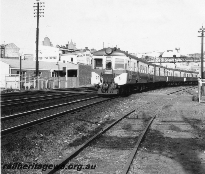 P03104
ADG class 654, ADG class 669, signal gantry, Perth, ER line, leaving Perth heading east
