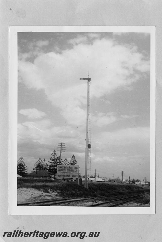 P03122
Signal, distant with red arm with white vertical stripe, North Fremantle/Leighton, very tall post
