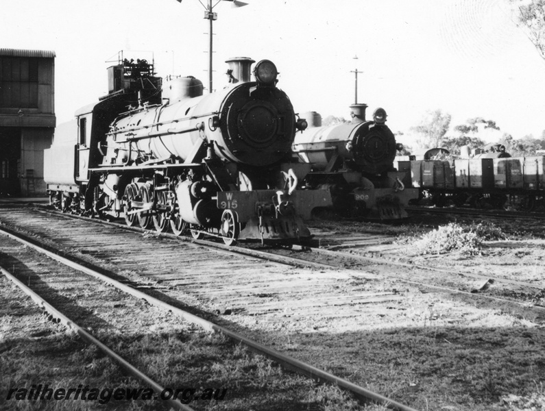 P03137
W class 915, W class 909, Narrogin, GSR line, side and front view
