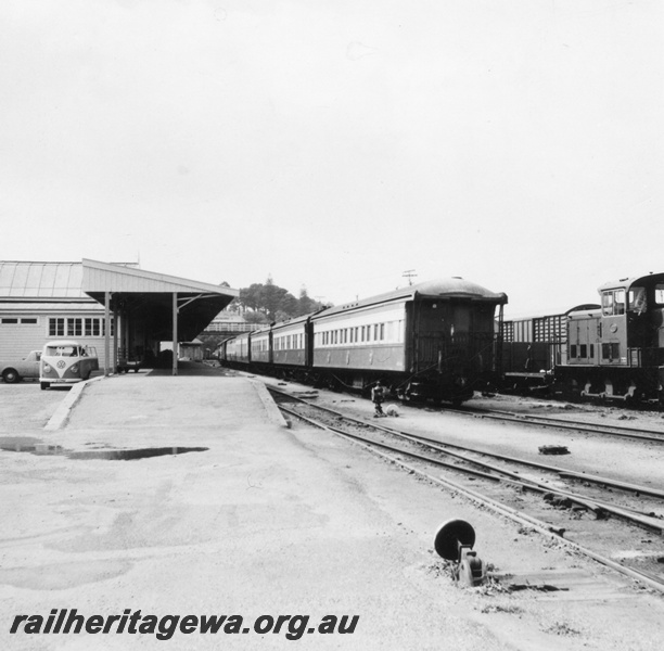 P03144
TA class 1807, cariages, station building, Albany, GSR line
