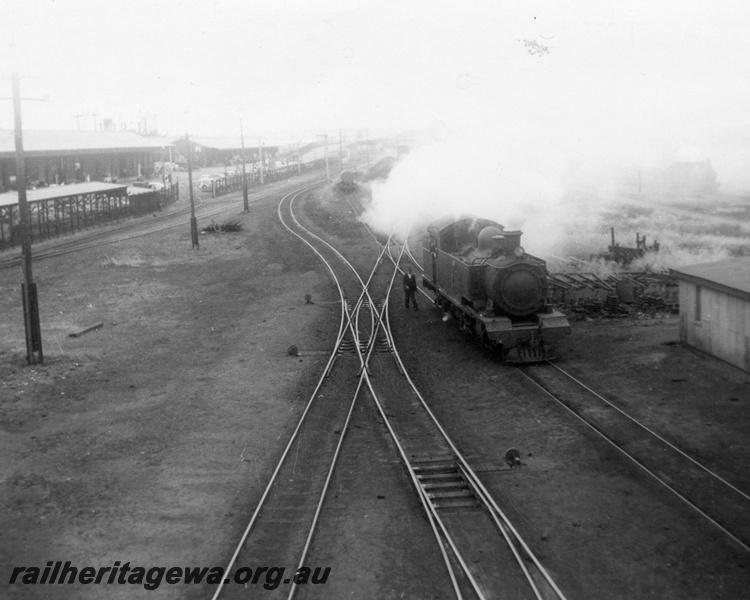 P03154
DS class 381 steam locomotive, side and front view, Fremantle, ER line. 
