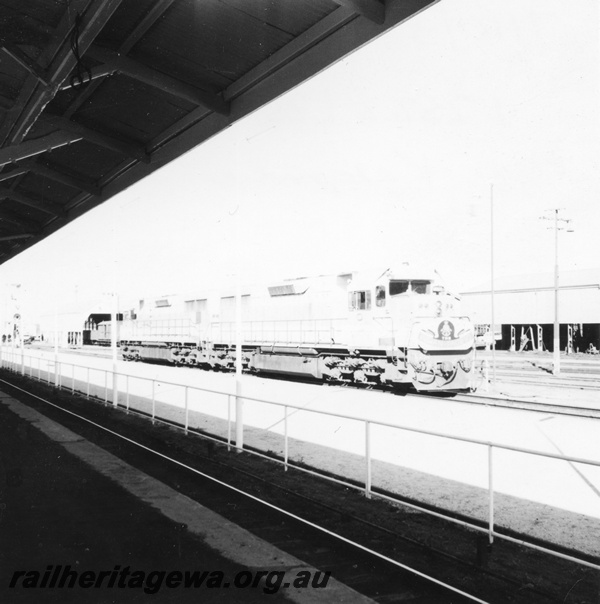 P03157
L class 252 standard gauge diesel locomotive double heading with L class 251 standard gauge diesel locomotive, Westrail coat of arms on the leading loco, side and front view, Kalgoorlie.
