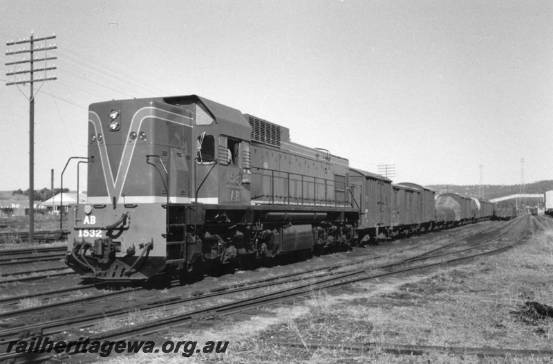 P03195
AB class 1532 diesel locomotive on the No. 856 goods train, front and side view, Midland, ER line.
