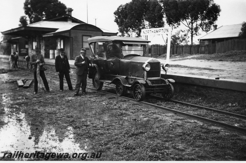 P03246
Dort inspection car, station building, track gang, nameboard, passenger platform, Northampton, GA line.
