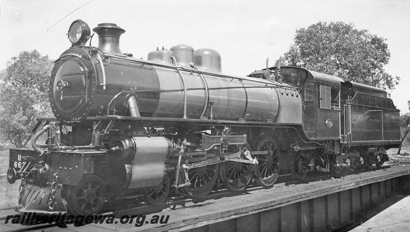 P03250
U class 662 steam locomotive on a turntable, front and side view.
