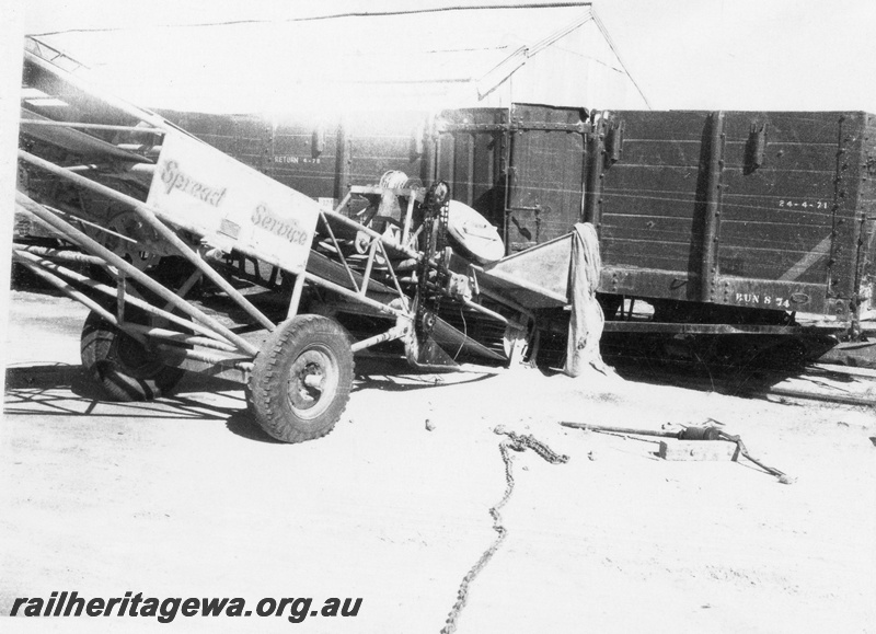 P03257
Unloading superphosphate with elevator, KA class wagon, Kondut, EM line.
