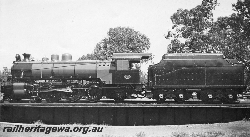 P03278
U class 662 steam locomotive on a turntable, front and side view. Same as P3250.
