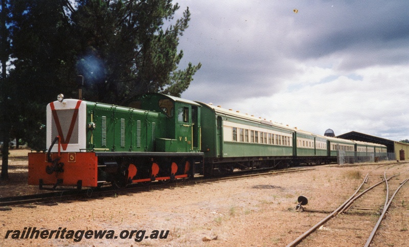 P03293
Ex TGR V class 5 in HVR ownership, Dwellingup, PN line, shunting carriages
